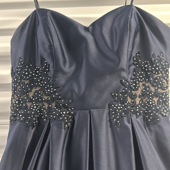 Gently Used Evening/Prom/Holiday Gown - Picture 3 of 9